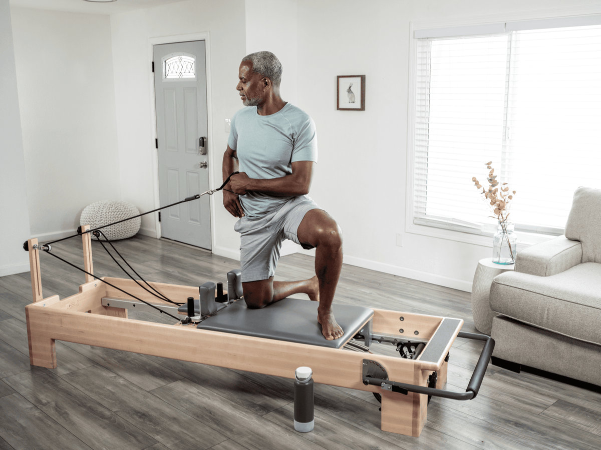 Man bouwt rustig op op een Studio Reformer van Balanced Body